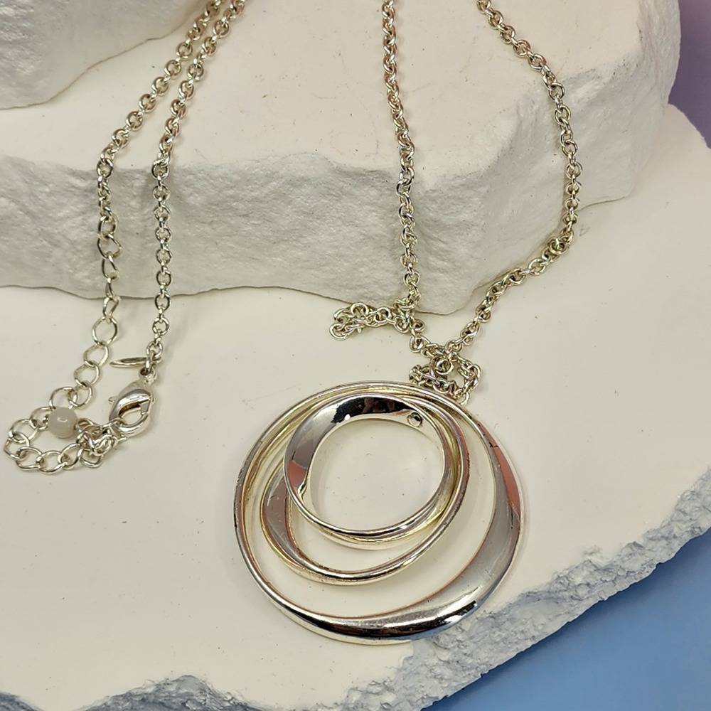 NRQ Silver Tone Triple Circle Pendant Necklace Modern Statement Minimalist Gift